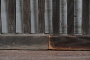 アンティーク建具　明治期から大正期　深みのある木味が趣深い古い町屋の出格子2枚セット　(R-088353)