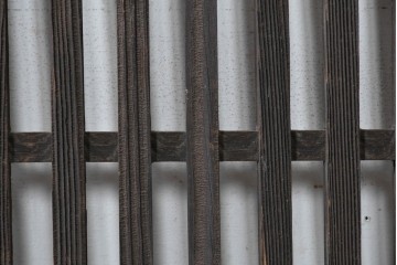 アンティーク建具　明治期から大正期　深みのある木味が趣深い古い町屋の出格子2枚セット　(R-088353)