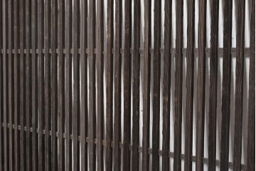 アンティーク建具　明治期から大正期　深みのある木味が趣深い古い町屋の出格子2枚セット　(R-088353)