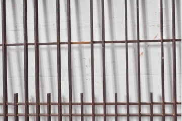 アンティーク建具　大正期から昭和初期　黒枠が印象的な格子入り窓4枚セット　(R-088354)