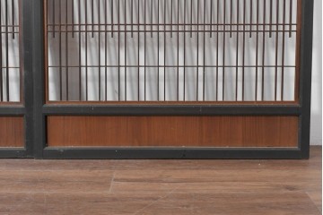 アンティーク建具　大正期から昭和初期　黒枠が印象的な格子入り窓4枚セット　(R-088354)