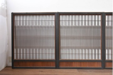 アンティーク建具　大正期から昭和初期　黒枠が印象的な格子入り窓4枚セット　(R-088354)