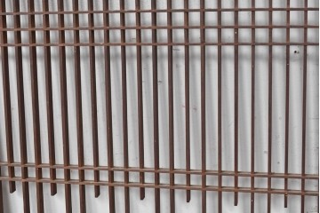 アンティーク建具　大正期から昭和初期　黒枠が印象的な格子入り窓4枚セット　(R-088354)
