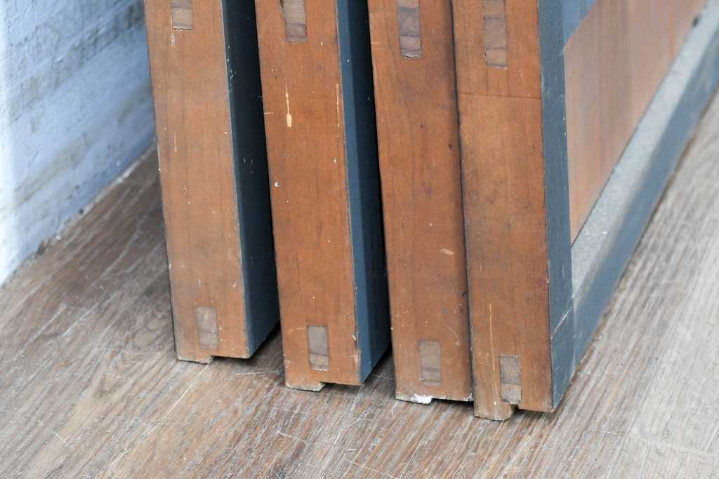 アンティーク建具　大正期から昭和初期　黒枠が印象的な格子入り窓4枚セット　(R-088354)