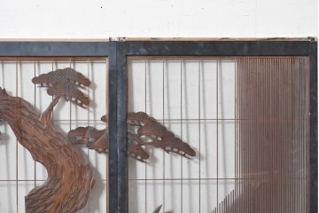 ヴィンテージ建具　昭和中期　組子入り　松竹梅図の彫刻が目を引く片面ガラス入りの書院戸3枚セット　(R-088361)