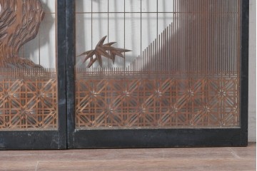 ヴィンテージ建具　昭和中期　組子入り　松竹梅図の彫刻が目を引く片面ガラス入りの書院戸3枚セット　(R-088361)