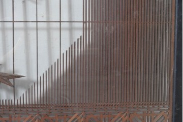 ヴィンテージ建具　昭和中期　組子入り　松竹梅図の彫刻が目を引く片面ガラス入りの書院戸3枚セット　(R-088361)