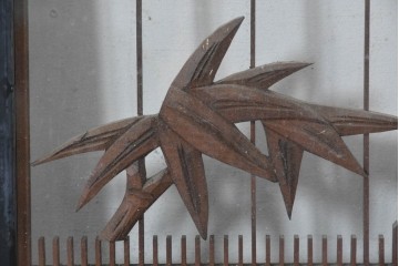 ヴィンテージ建具　昭和中期　組子入り　松竹梅図の彫刻が目を引く片面ガラス入りの書院戸3枚セット　(R-088361)