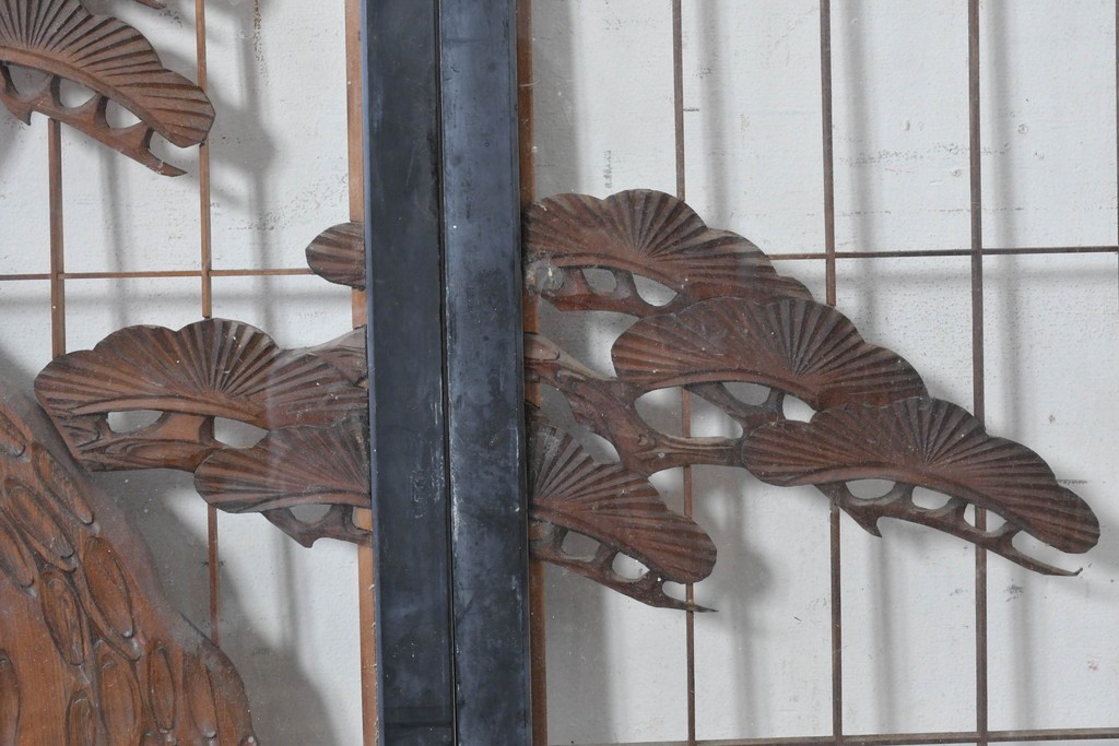 ヴィンテージ建具　昭和中期　組子入り　松竹梅図の彫刻が目を引く片面ガラス入りの書院戸3枚セット　(R-088361)
