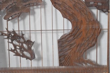 ヴィンテージ建具　昭和中期　組子入り　松竹梅図の彫刻が目を引く片面ガラス入りの書院戸3枚セット　(R-088361)