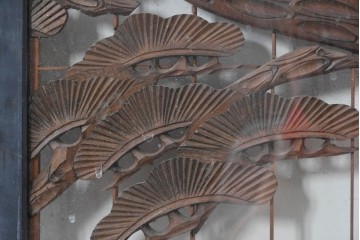 ヴィンテージ建具　昭和中期　組子入り　松竹梅図の彫刻が目を引く片面ガラス入りの書院戸3枚セット　(R-088361)