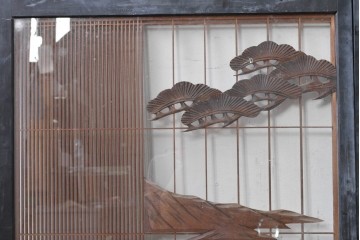 ヴィンテージ建具　昭和中期　組子入り　松竹梅図の彫刻が目を引く片面ガラス入りの書院戸3枚セット　(R-088361)
