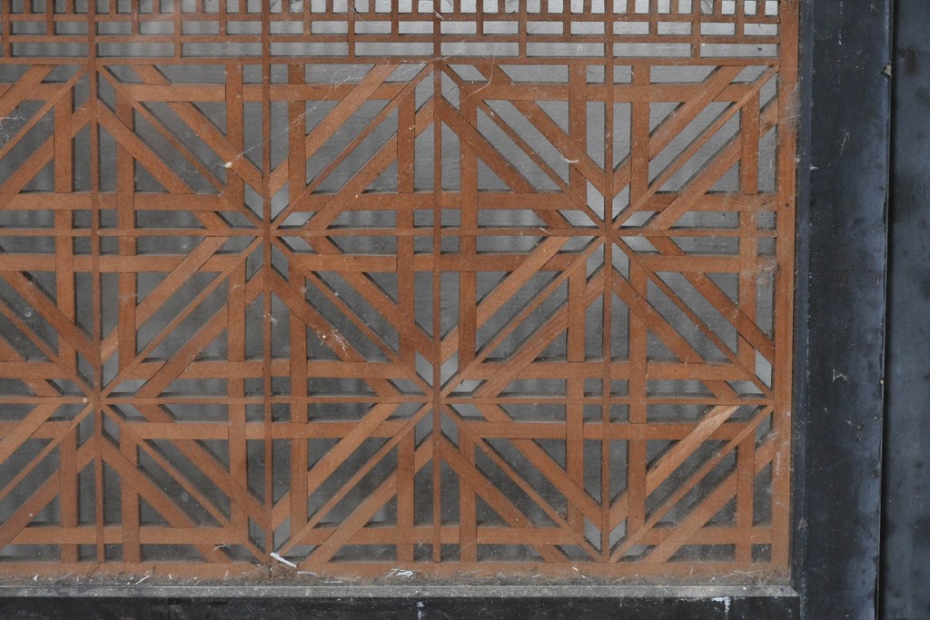 ヴィンテージ建具　昭和中期　組子入り　松竹梅図の彫刻が目を引く片面ガラス入りの書院戸3枚セット　(R-088361)