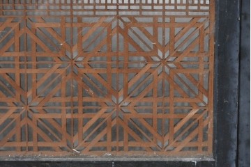 ヴィンテージ建具　昭和中期　組子入り　松竹梅図の彫刻が目を引く片面ガラス入りの書院戸3枚セット　(R-088361)
