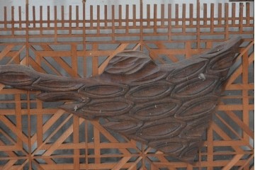 ヴィンテージ建具　昭和中期　組子入り　松竹梅図の彫刻が目を引く片面ガラス入りの書院戸3枚セット　(R-088361)