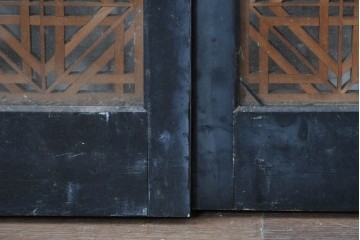 ヴィンテージ建具　昭和中期　組子入り　松竹梅図の彫刻が目を引く片面ガラス入りの書院戸3枚セット　(R-088361)