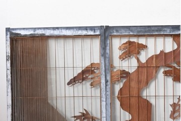 ヴィンテージ建具　昭和中期　組子入り　松竹梅図の彫刻が目を引く片面ガラス入りの書院戸3枚セット　(R-088361)