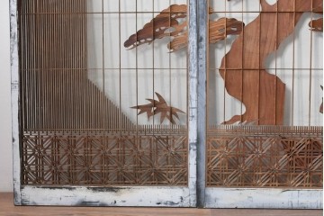 ヴィンテージ建具　昭和中期　組子入り　松竹梅図の彫刻が目を引く片面ガラス入りの書院戸3枚セット　(R-088361)