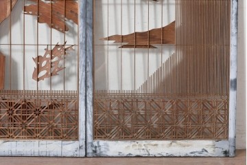 ヴィンテージ建具　昭和中期　組子入り　松竹梅図の彫刻が目を引く片面ガラス入りの書院戸3枚セット　(R-088361)