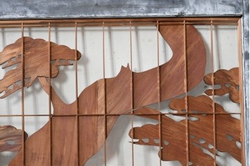 ヴィンテージ建具　昭和中期　組子入り　松竹梅図の彫刻が目を引く片面ガラス入りの書院戸3枚セット　(R-088361)