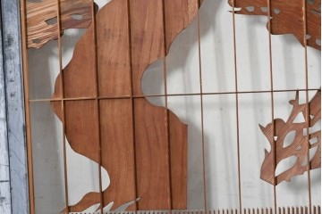 ヴィンテージ建具　昭和中期　組子入り　松竹梅図の彫刻が目を引く片面ガラス入りの書院戸3枚セット　(R-088361)