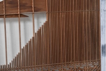 ヴィンテージ建具　昭和中期　組子入り　松竹梅図の彫刻が目を引く片面ガラス入りの書院戸3枚セット　(R-088361)