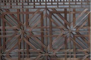 ヴィンテージ建具　昭和中期　組子入り　松竹梅図の彫刻が目を引く片面ガラス入りの書院戸3枚セット　(R-088361)