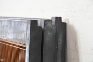 ヴィンテージ建具　昭和中期　組子入り　松竹梅図の彫刻が目を引く片面ガラス入りの書院戸3枚セット　(R-088361)