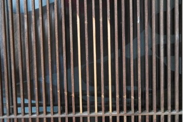 ヴィンテージ建具　昭和中期　組子入り　松竹梅図の彫刻が目を引く片面ガラス入りの書院戸3枚セット　(R-088361)