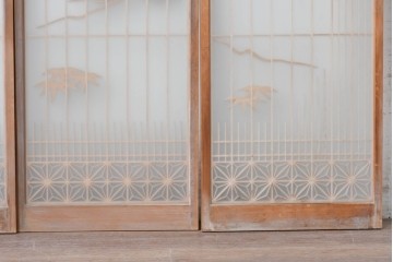 ヴィンテージ建具　昭和後期　両面ガラス　松竹梅と鶴亀が描かれた縁起の良い組子入り書院戸4枚セット　(R-088362)