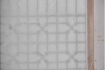 ヴィンテージ建具　昭和中期　片面ガラス　幾何学模様の組子が目を引くガラス窓2枚セット　(R-088363)