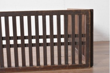 和製アンティーク　明治から大正期　深みのある木色と整然と並ぶ格子が印象的な帳場格子　(R-088364)