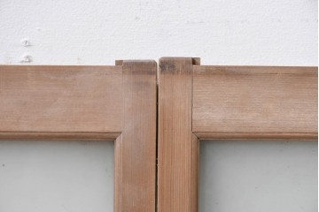 ヴィンテージ建具　昭和中期　シンプルな縦桟デザインの小さな窓2枚セット　(R-088366)