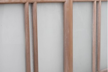 ヴィンテージ建具　昭和中期　シンプルな縦桟デザインの小さな窓2枚セット　(R-088366)