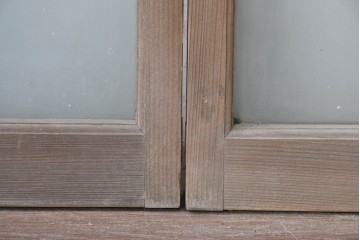 ヴィンテージ建具　昭和中期　シンプルな縦桟デザインの小さな窓2枚セット　(R-088367)