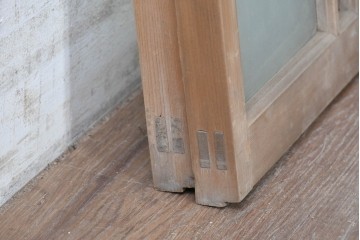 ヴィンテージ建具　昭和中期　シンプルな縦桟デザインの小さな窓2枚セット　(R-088367)