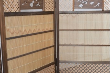 和製ヴィンテージ　美品　格子と透かし彫りが目を引く4連衝立て　(R-088368)