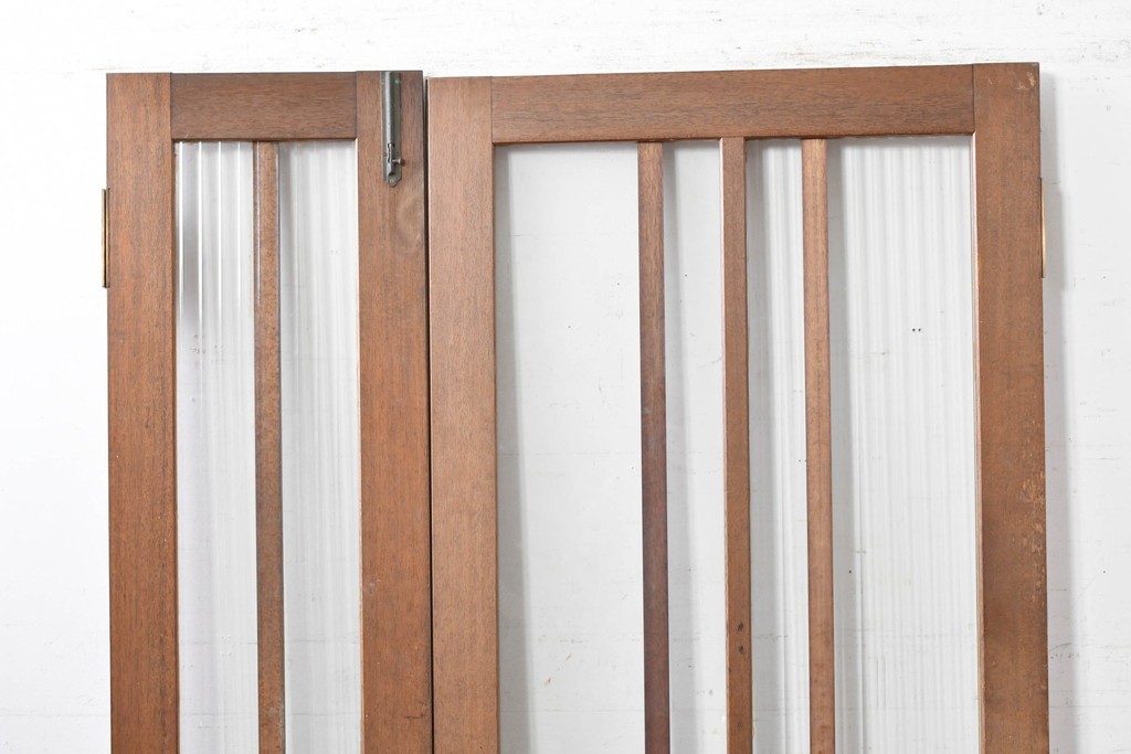 ヴィンテージ建具　1970年頃　ミッドセンチュリーデザイン　温かみのある木肌とモールガラスの組み合わせが素敵な親子ドア2枚(1対)セット　(R-088370)