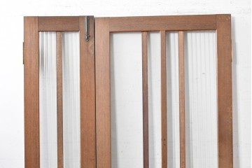 ヴィンテージ建具　1970年頃　ミッドセンチュリーデザイン　温かみのある木肌とモールガラスの組み合わせが素敵な親子ドア2枚(1対)セット　(R-088370)