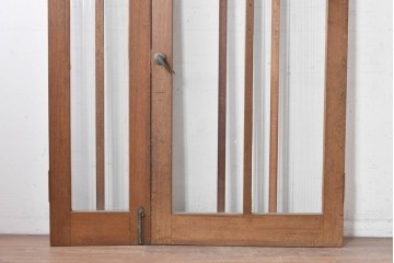 ヴィンテージ建具　1970年頃　ミッドセンチュリーデザイン　温かみのある木肌とモールガラスの組み合わせが素敵な親子ドア2枚(1対)セット　(R-088370)