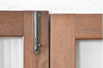 ヴィンテージ建具　1970年頃　ミッドセンチュリーデザイン　温かみのある木肌とモールガラスの組み合わせが素敵な親子ドア2枚(1対)セット　(R-088370)