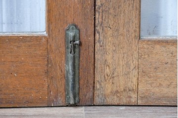 ヴィンテージ建具　1970年頃　ミッドセンチュリーデザイン　温かみのある木肌とモールガラスの組み合わせが素敵な親子ドア2枚(1対)セット　(R-088370)