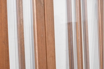 ヴィンテージ建具　1970年頃　ミッドセンチュリーデザイン　温かみのある木肌とモールガラスの組み合わせが素敵な親子ドア2枚(1対)セット　(R-088370)