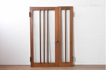 ヴィンテージ建具　1970年頃　ミッドセンチュリーデザイン　温かみのある木肌とモールガラスの組み合わせが素敵な親子ドア2枚(1対)セット　(R-088370)