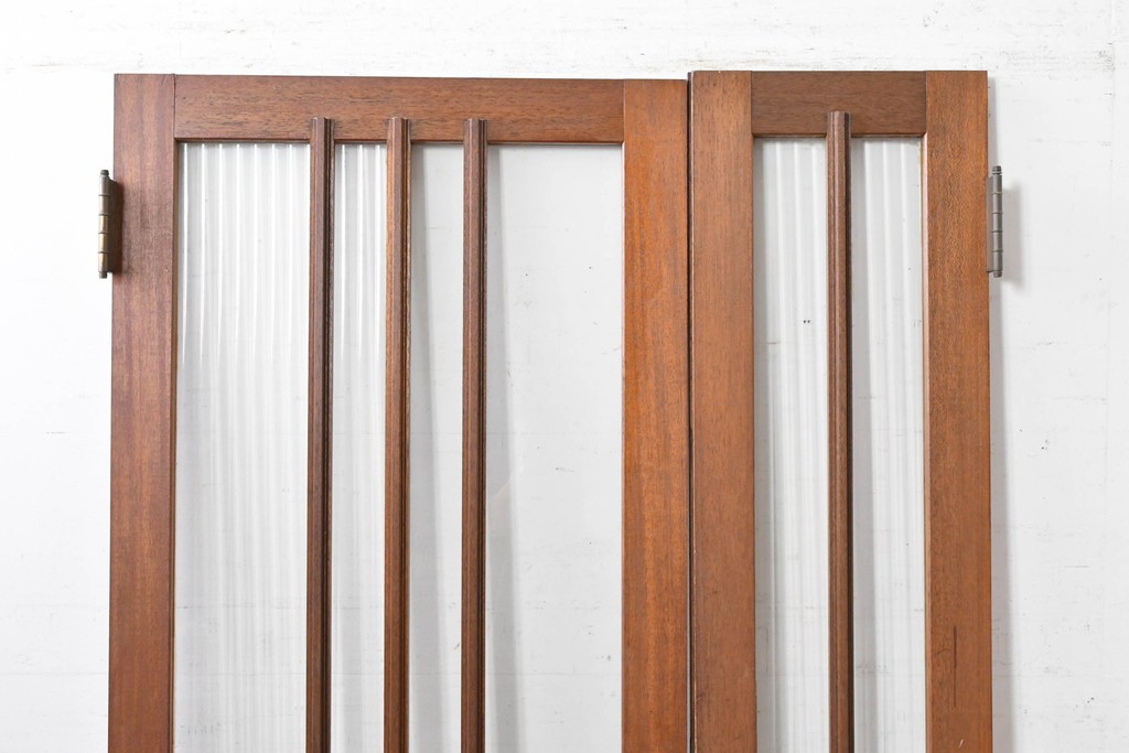ヴィンテージ建具　1970年頃　ミッドセンチュリーデザイン　温かみのある木肌とモールガラスの組み合わせが素敵な親子ドア2枚(1対)セット　(R-088370)