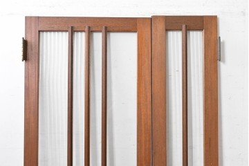 ヴィンテージ建具　1970年頃　ミッドセンチュリーデザイン　温かみのある木肌とモールガラスの組み合わせが素敵な親子ドア2枚(1対)セット　(R-088370)