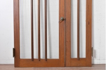 ヴィンテージ建具　1970年頃　ミッドセンチュリーデザイン　温かみのある木肌とモールガラスの組み合わせが素敵な親子ドア2枚(1対)セット　(R-088370)