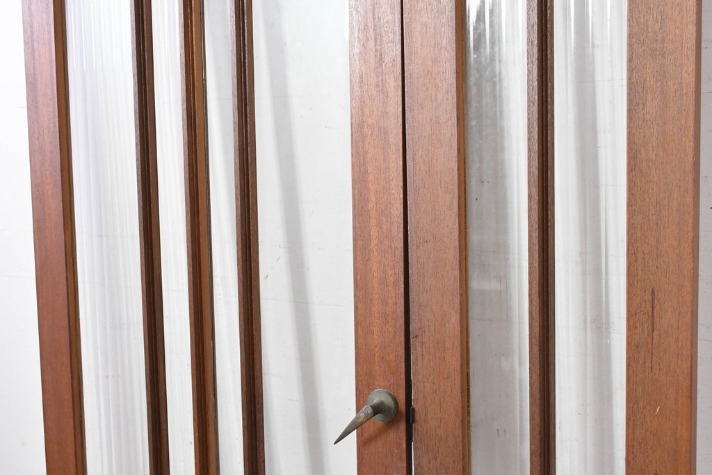 ヴィンテージ建具　1970年頃　ミッドセンチュリーデザイン　温かみのある木肌とモールガラスの組み合わせが素敵な親子ドア2枚(1対)セット　(R-088370)