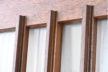 ヴィンテージ建具　1970年頃　ミッドセンチュリーデザイン　温かみのある木肌とモールガラスの組み合わせが素敵な親子ドア2枚(1対)セット　(R-088370)
