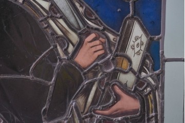 アンティーク建具　イギリス　聖バルトロマイを描いた古い教会のステンドグラス窓1枚　(R-088379)